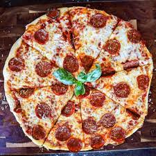 Spicy sucuk pizza