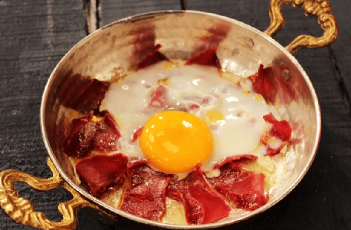 Sahanda Pastırmalı Yumurta