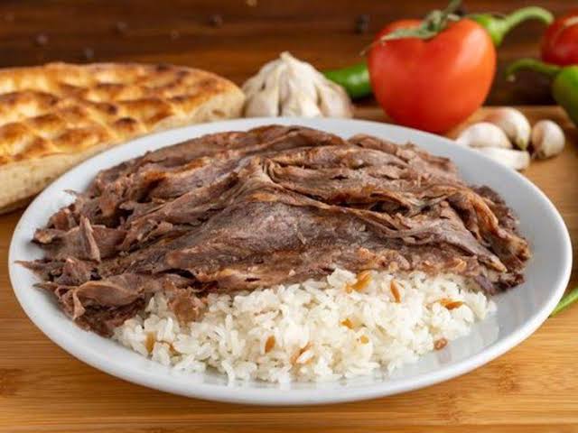 Pilav Üstü Yaprak Et Döner