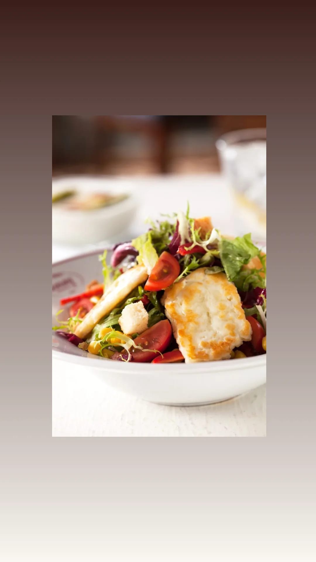 Grilled halloumi salad