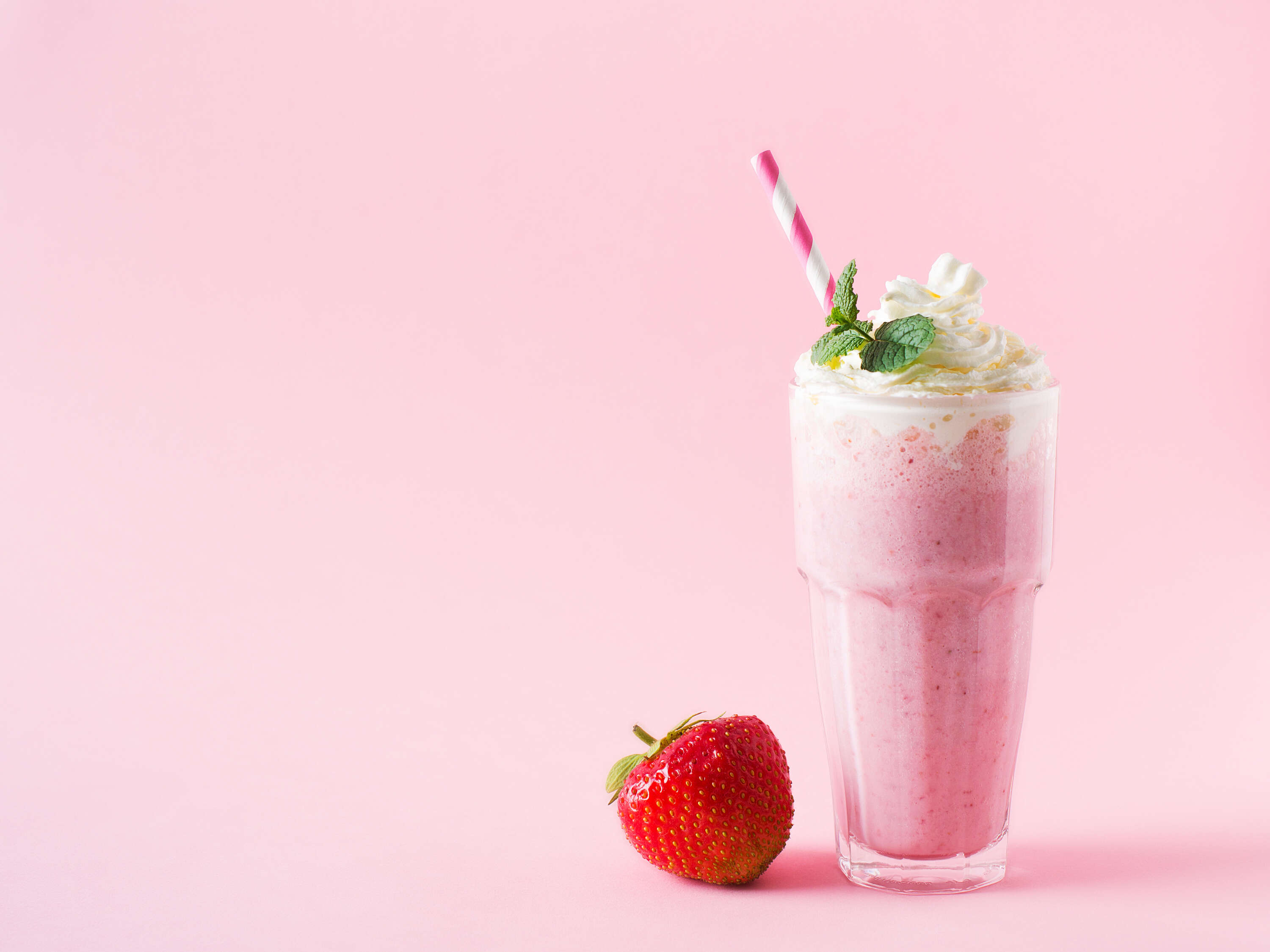 ÇİLEKLİ MILKSHAKE