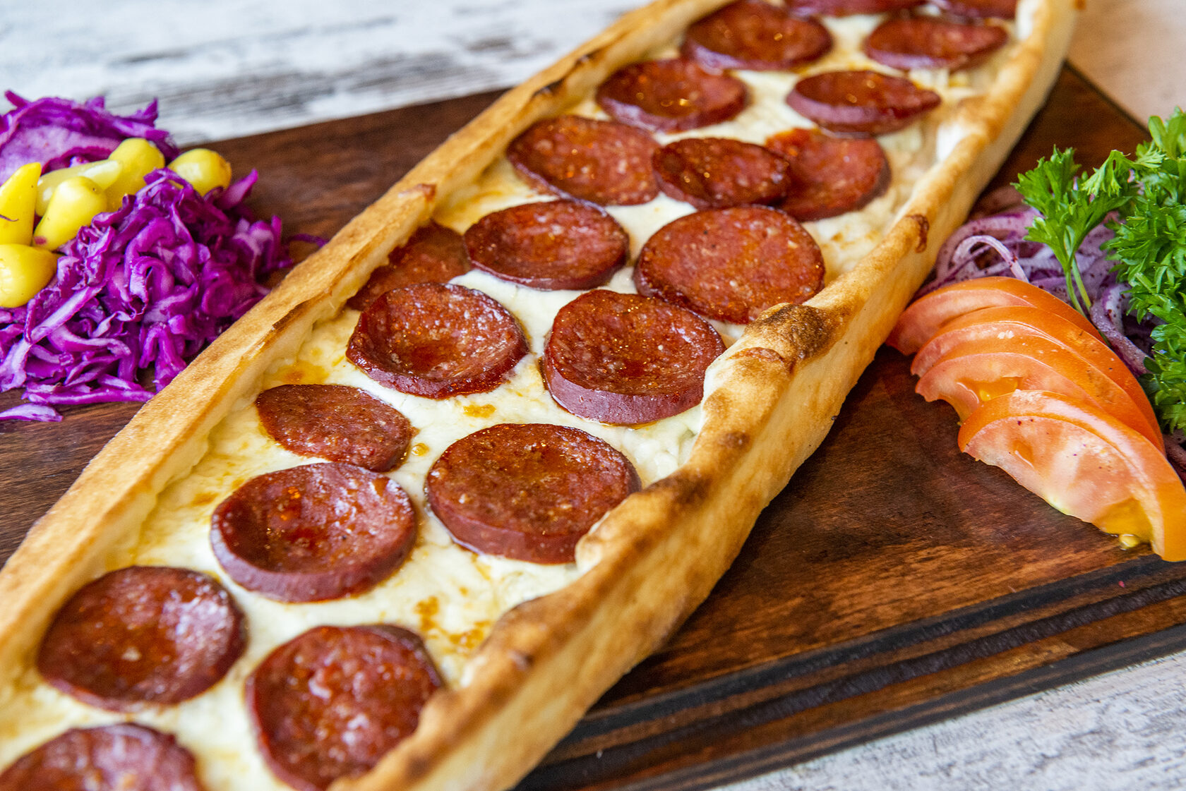 Pide mit Sucuk (Knoblauchwurst) 