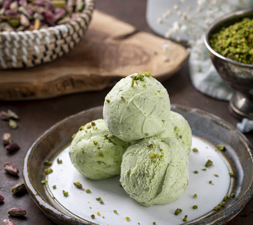ICE CREAM WITH PISTACHIO (1 SCOOP)