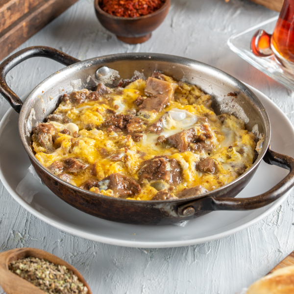 Fried eggs with beef kavurma