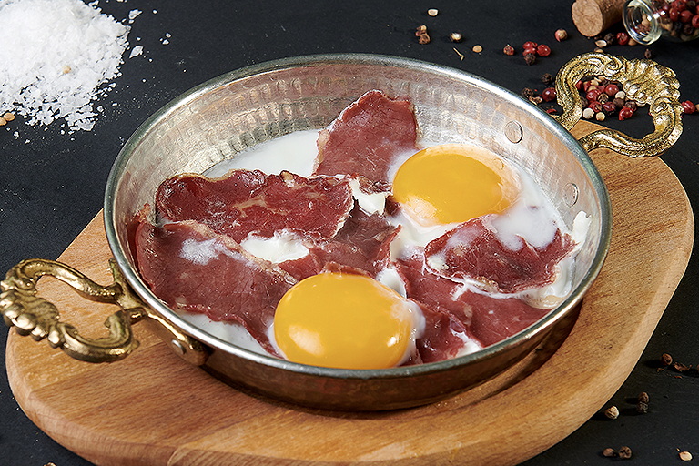 PASTIRMALI YUMURTA
