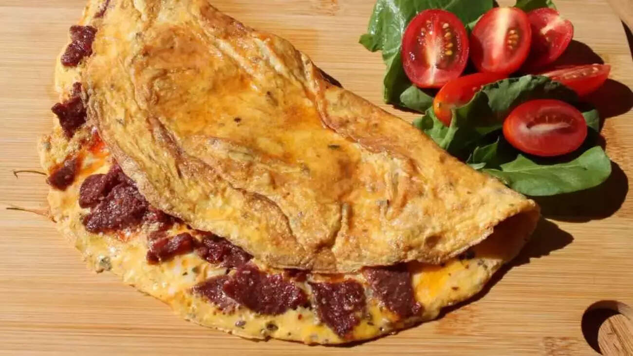 SUCUKLU PEYNİRLİ OMLET