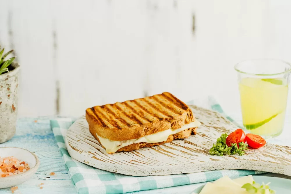 KAŞAR PEYNİRLİ KARE TOST