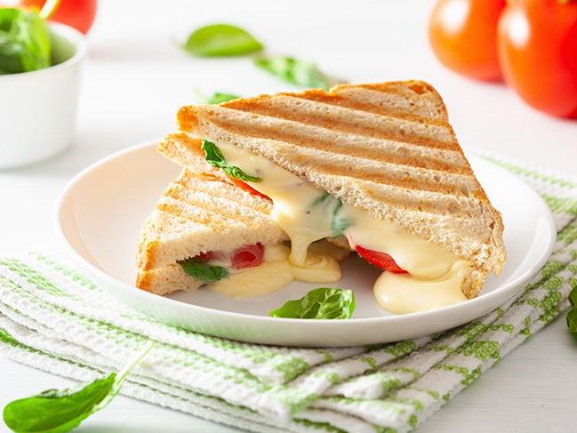 KAŞAR PEYNİRLİ DOMATESLİ KARE TOST