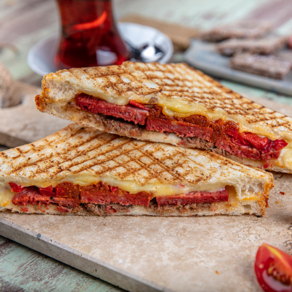 SUCUKLU KAŞAR PEYNİRLİ KARE TOST