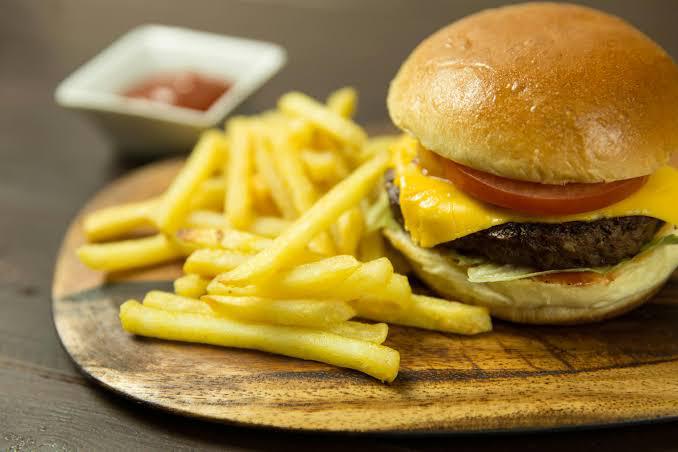 CHEESE BURGER (PATATES İLE)
