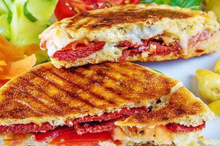 BAZLAMA EKMEĞİNE KARIŞIK TOST