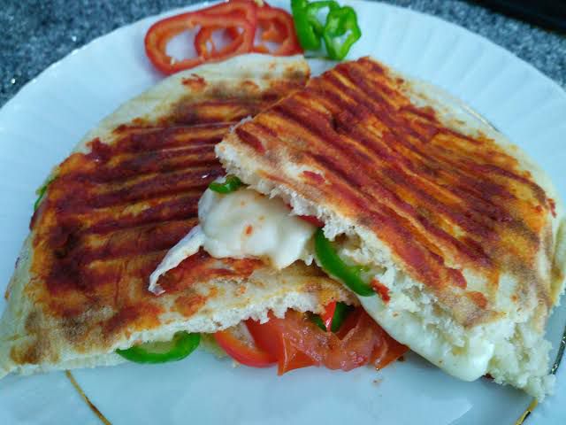 BAZLAMA EKMEĞİNE KAŞARLI TOST