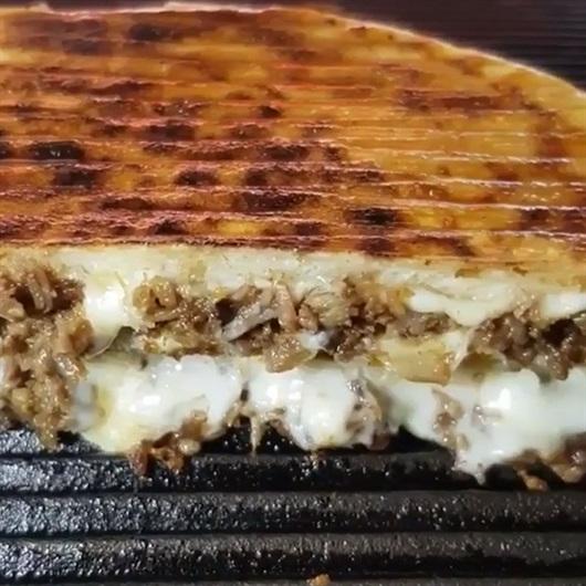 BAZLAMA EKMEĞİNE KAVURMALI KAŞARLI TOST
