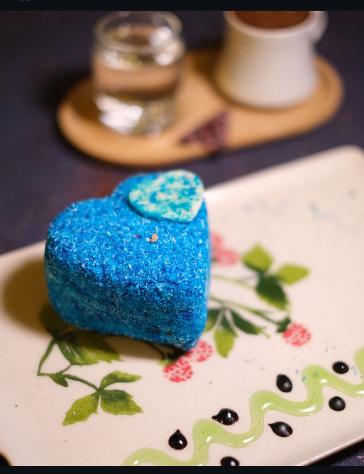 Heart-shaped cake (blue or red)