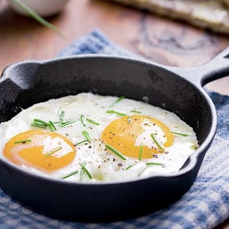 Sahanda yumurta (pan-fried eggs)