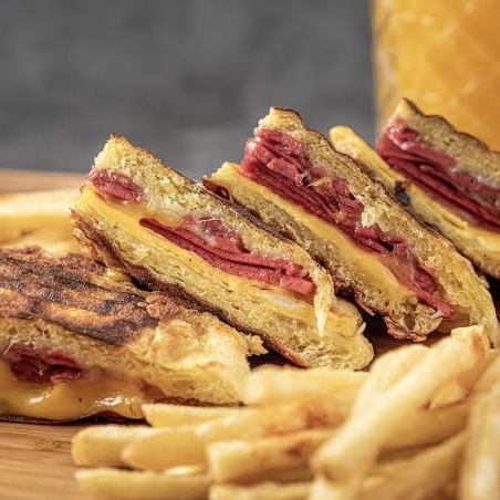 Egg and sucuk toast (100% beef) with potato chips