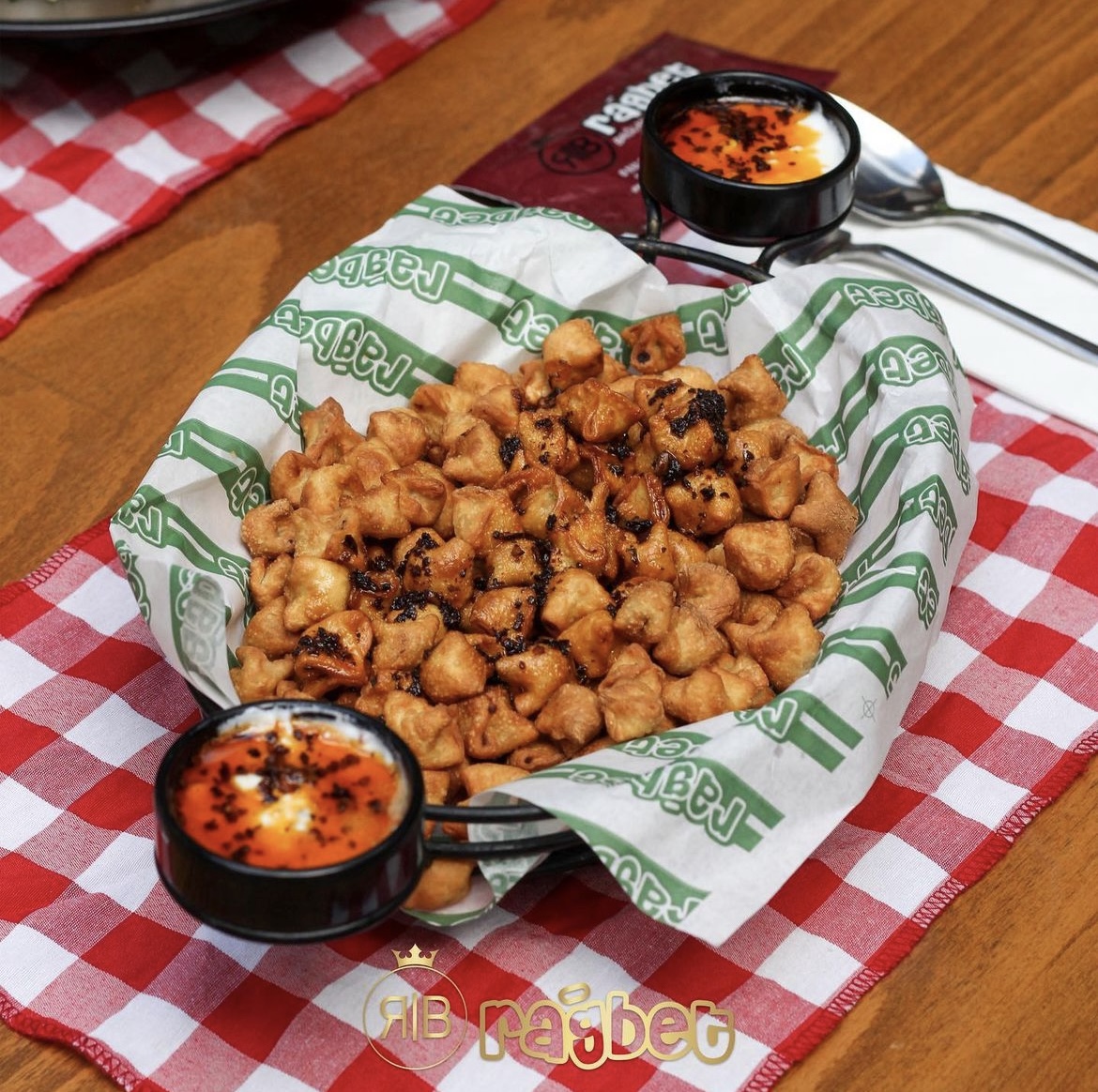 Fried mantı served with yogurt