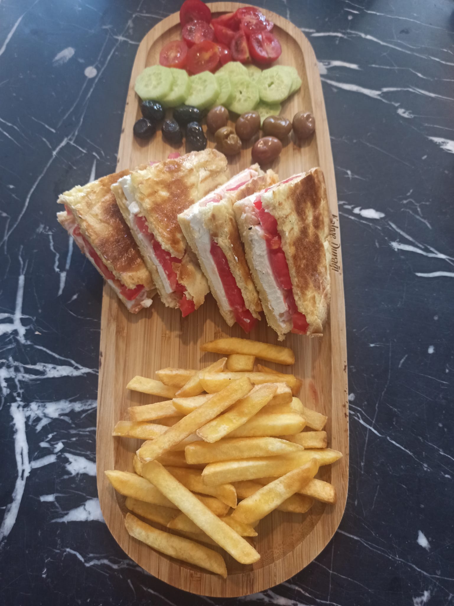 Beyaz Peynirli Domatesli Bazlama Tost 