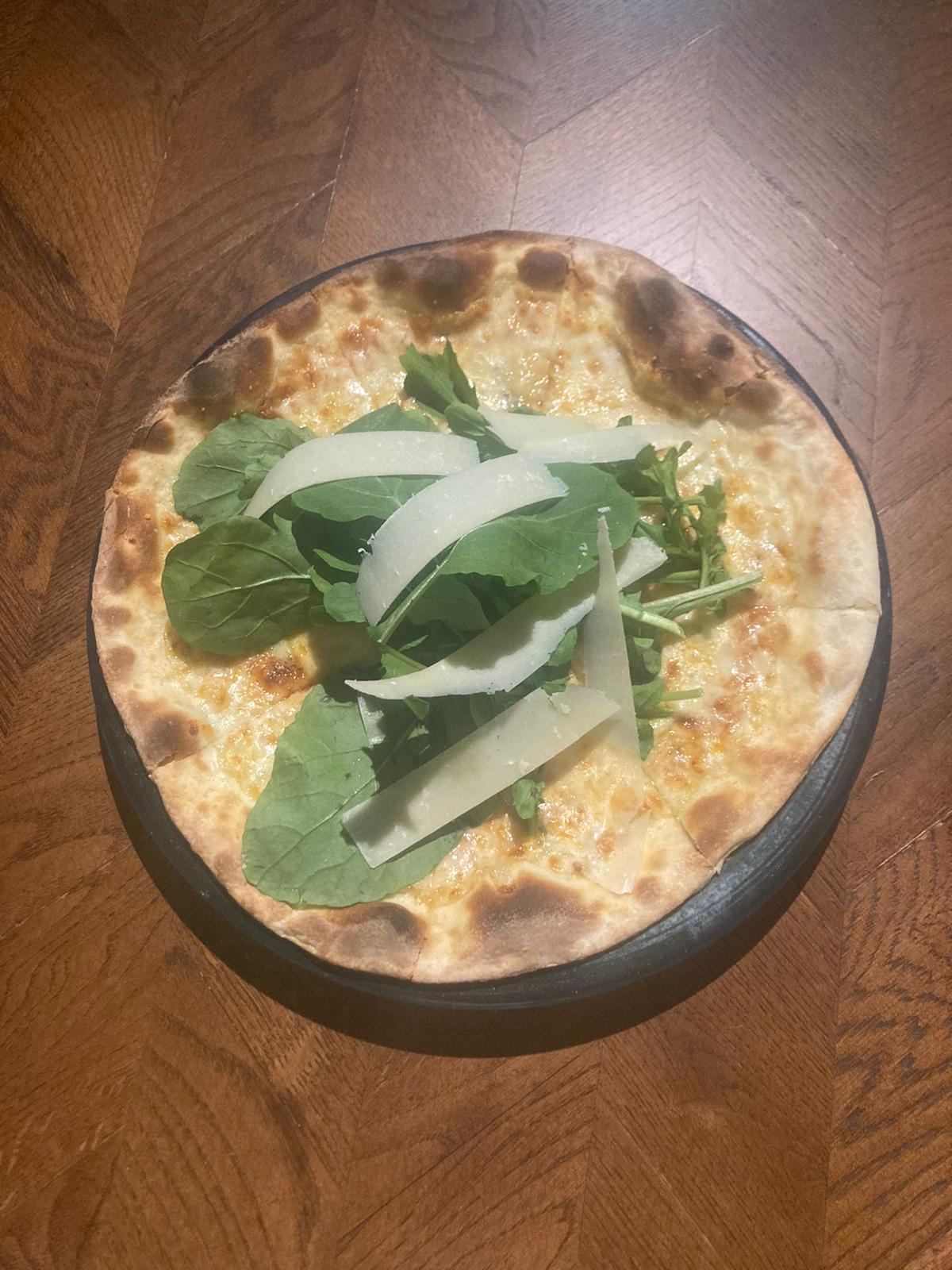 Dört Peynirli Pizza