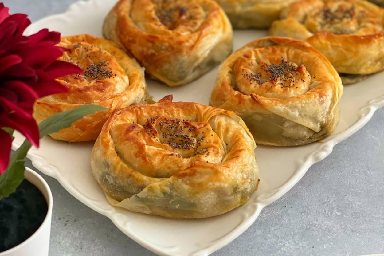 Kıymalı Gül Böreği