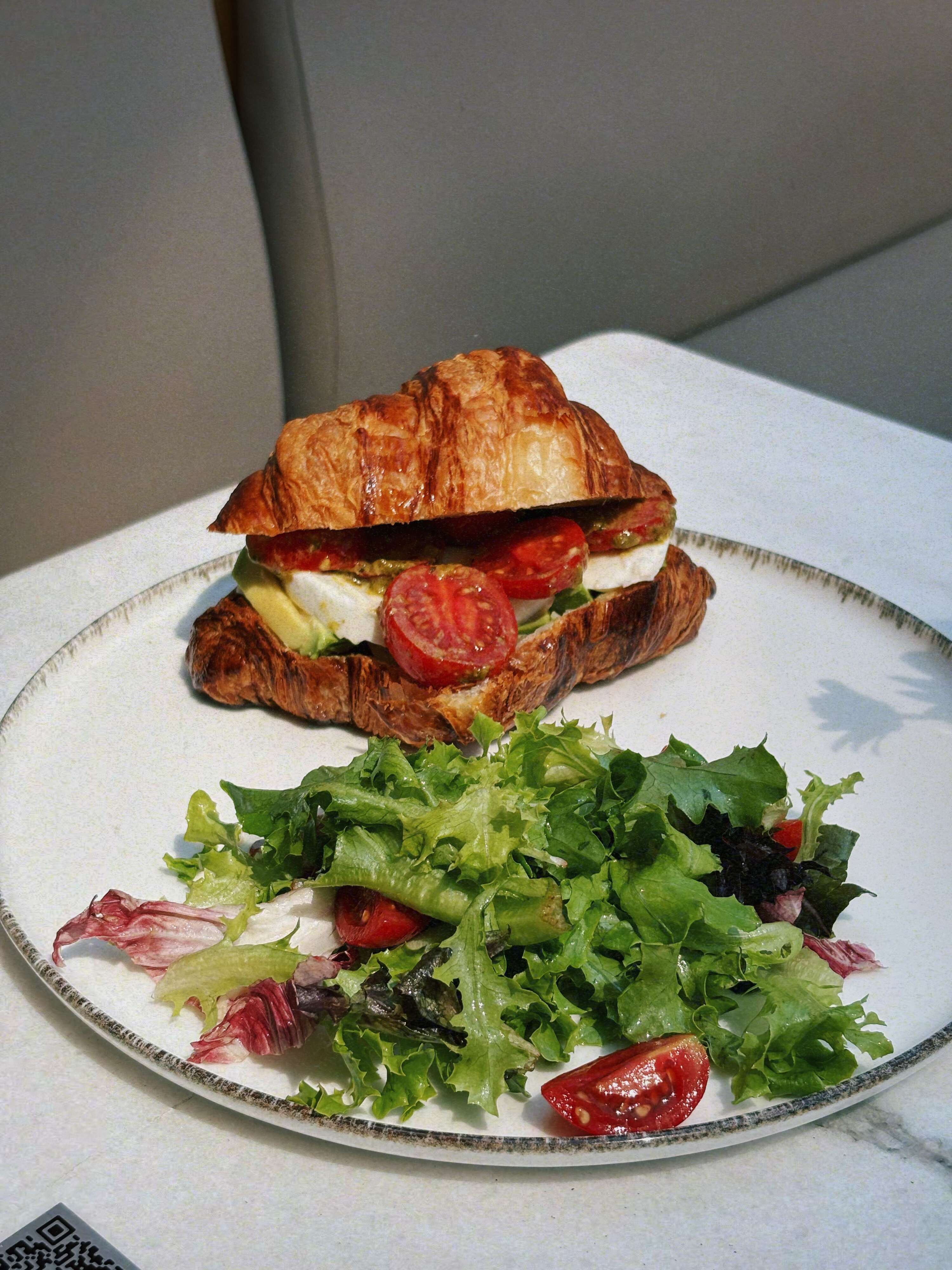 Caprese Kruvasan