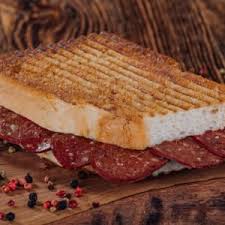 YUMURTALI SUCUKLU TOST