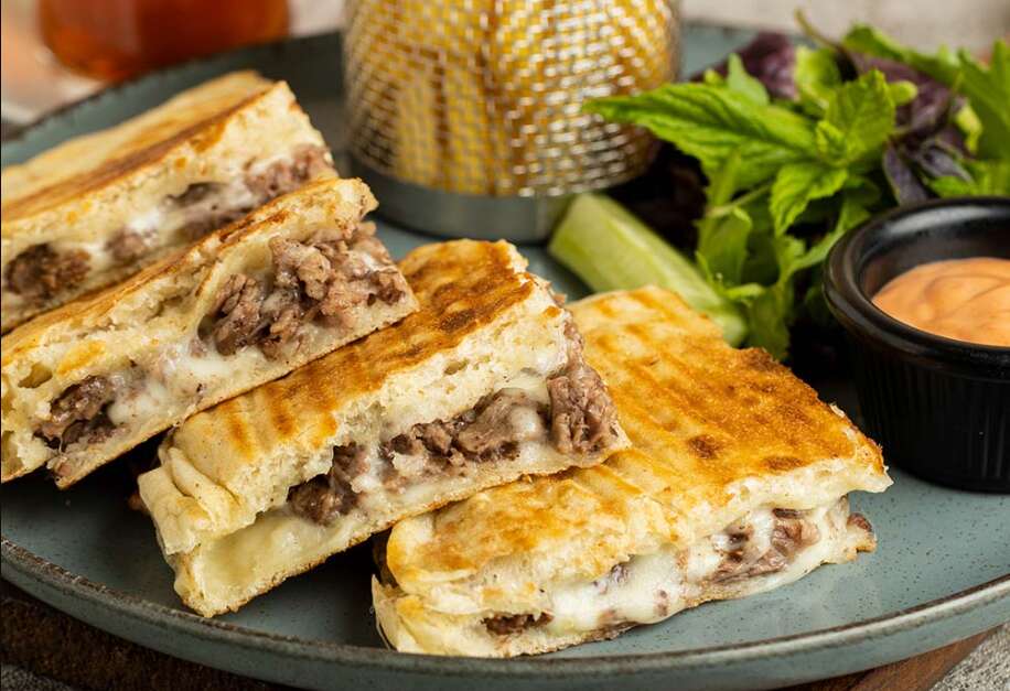 Bazlama Kavurma-Kaşarlı Tost