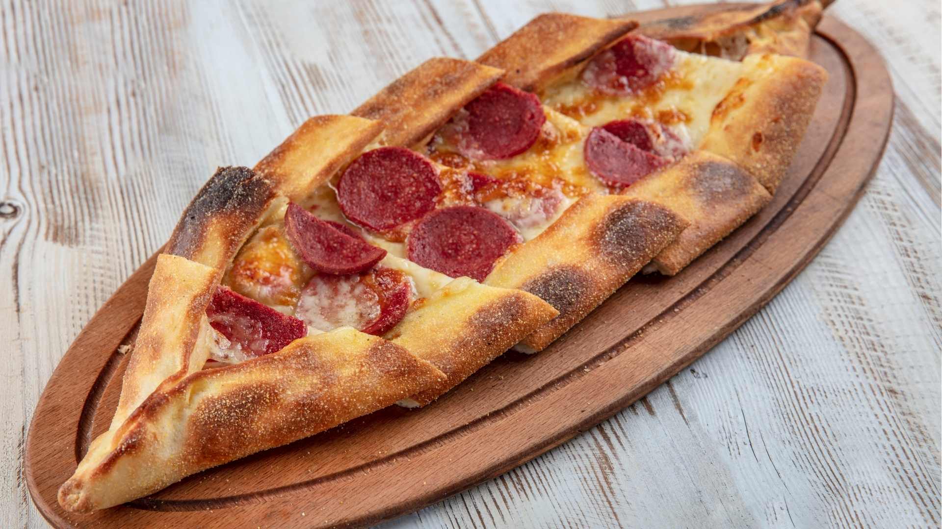 Peynirli Sucuklu Pide