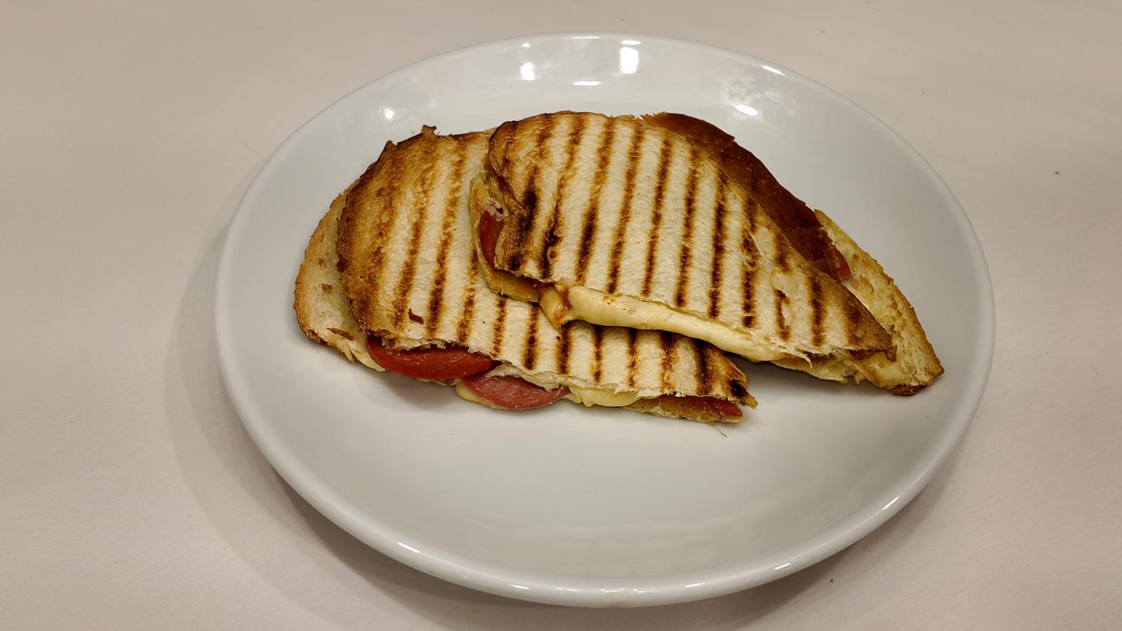 Ayvalık Sucuklu Kaşarlı Tost
