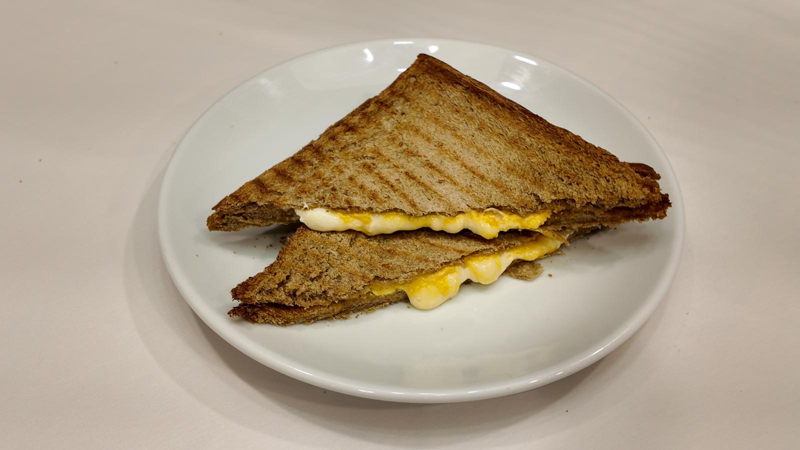 Üç Peynirli Tost