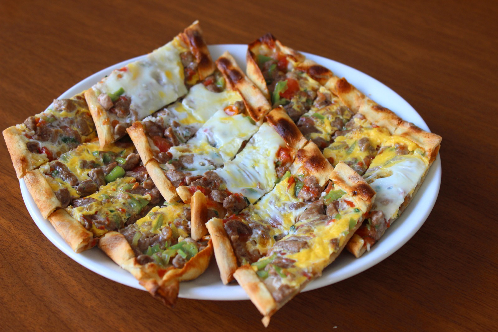 Kuşbaşılı Yumurtalı Kaşarlı Pide
