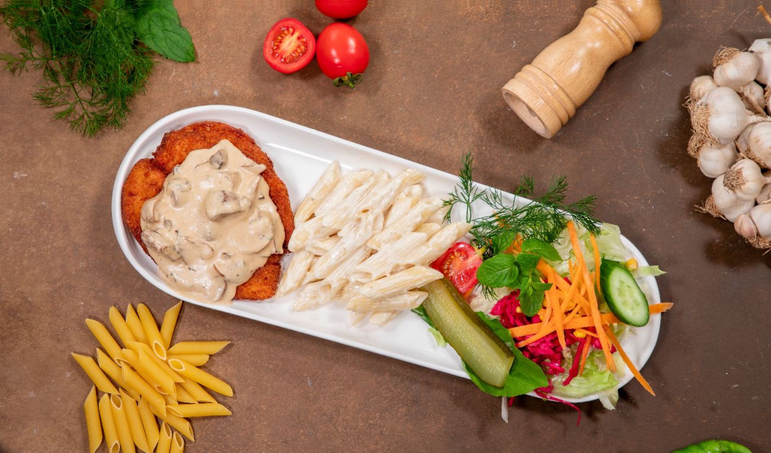Kremalı mantar soslu tavuk şinitzel ve makarna.