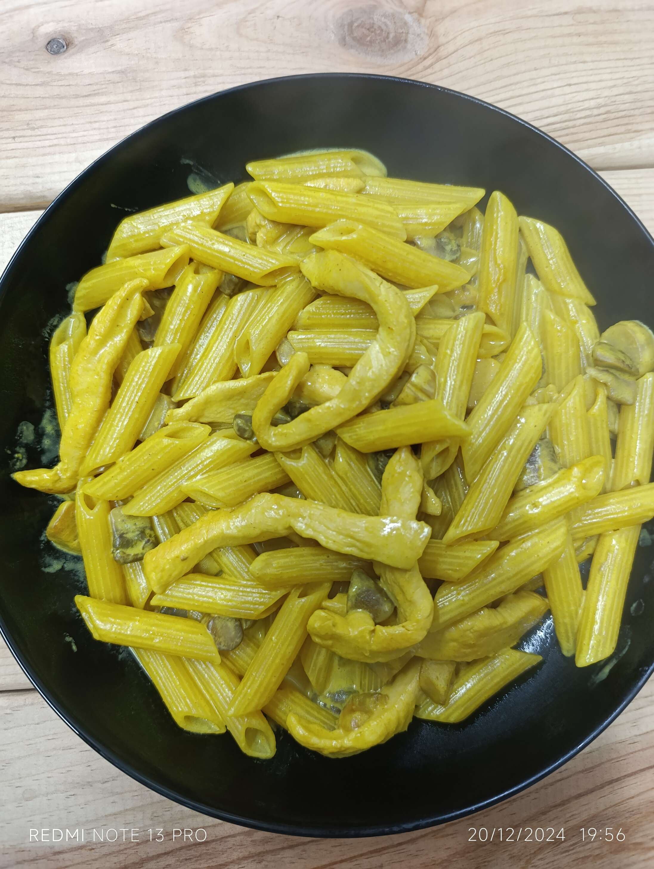 Köri Mantarlı Tavuklu Penne