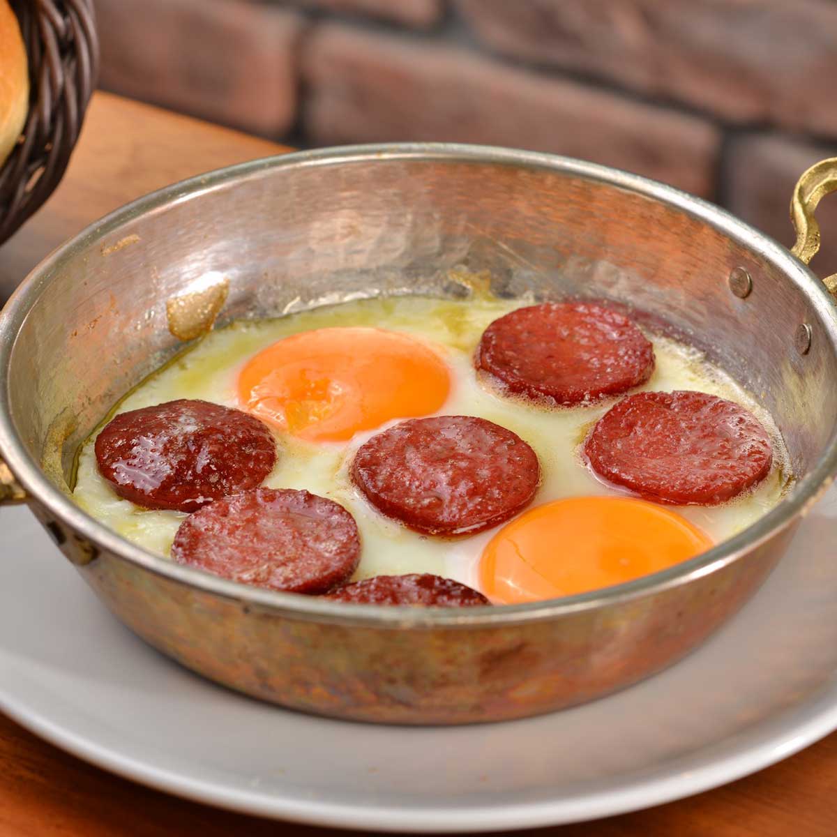 Sahanda Sucuklu Yumurta