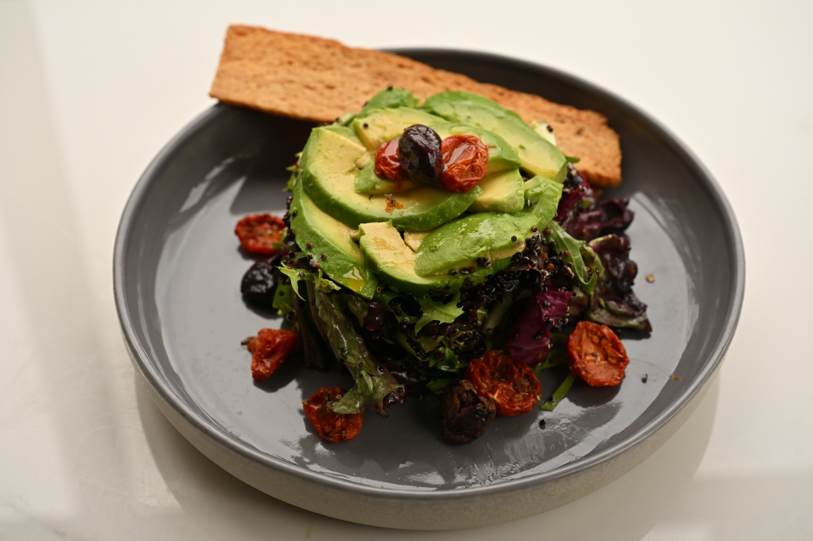 Kinoalı Avokado Salata