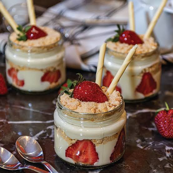Magnolia pudding with strawberry, banana and chocolate