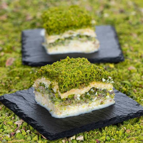 Cold baklava with pistachio and walnut