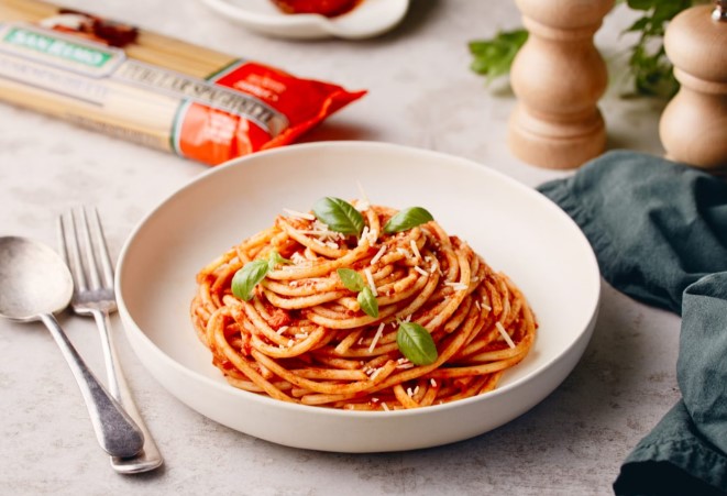 SPGHETTI WITH NAPOLITANE SAUCE