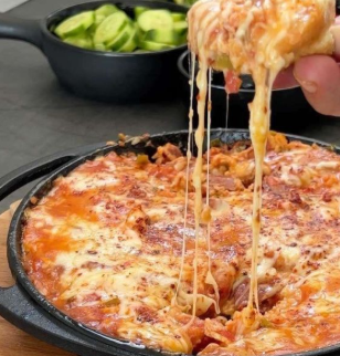 Sucuklu kaşarlı menemen