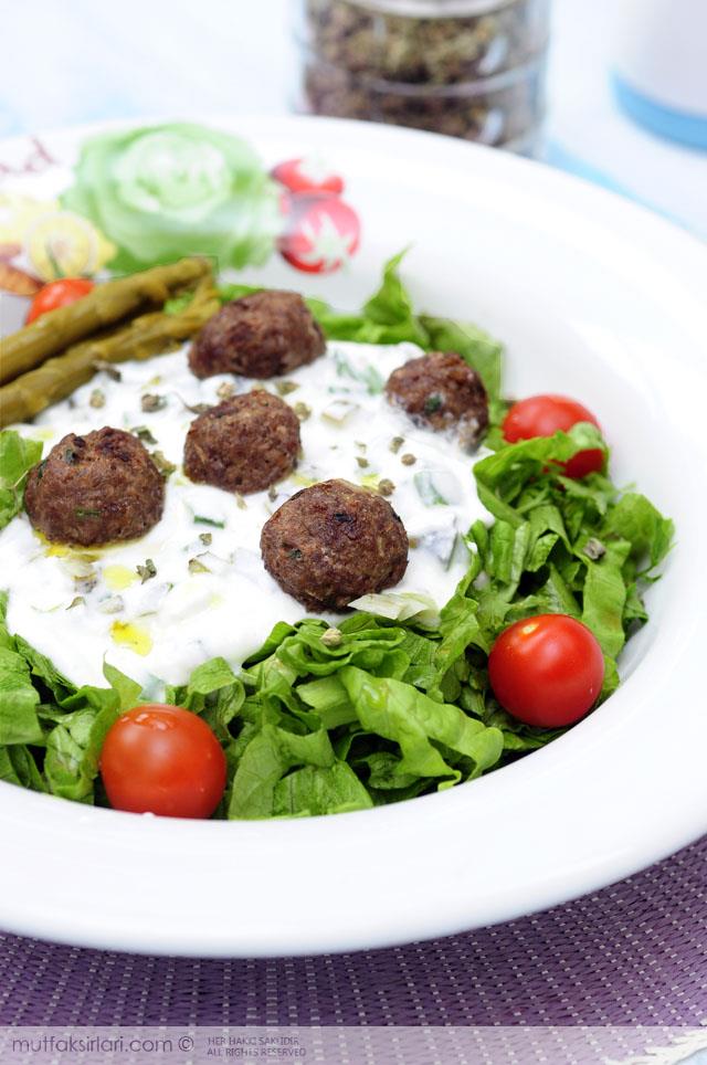 Köfteli Salata