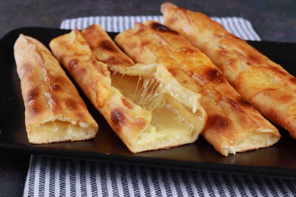 Kaşarlı Pide(Kapalı)-Pita with Cheese (Closed)