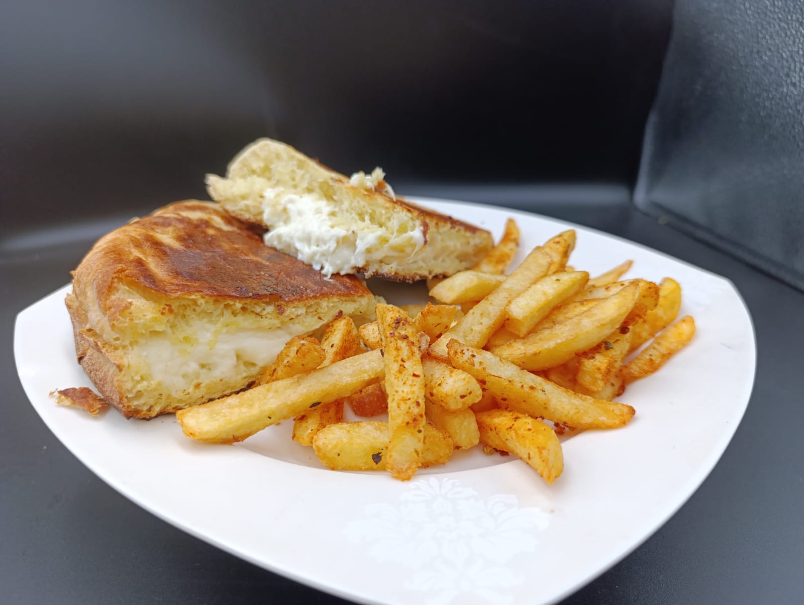 KAŞARLI BAZLAMA TOST (YARIM)