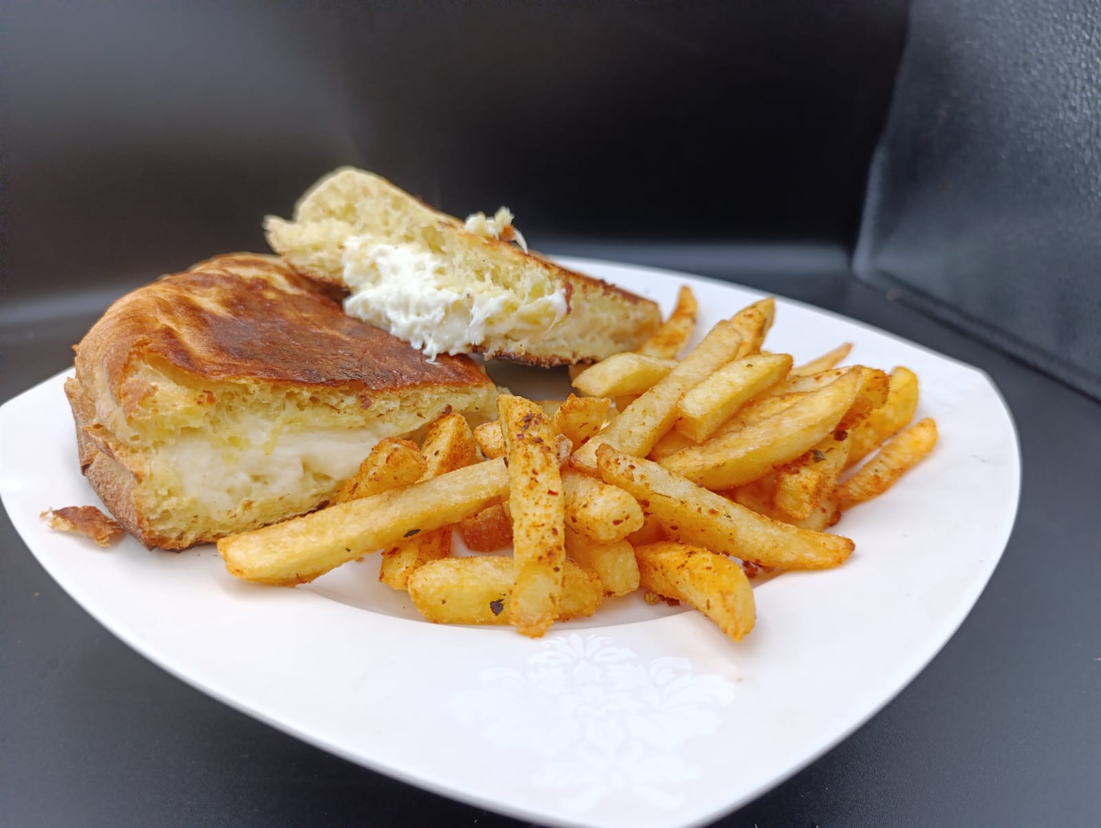 BEYAZ PEYNİRLİ BAZLAMA TOST (YARIM)