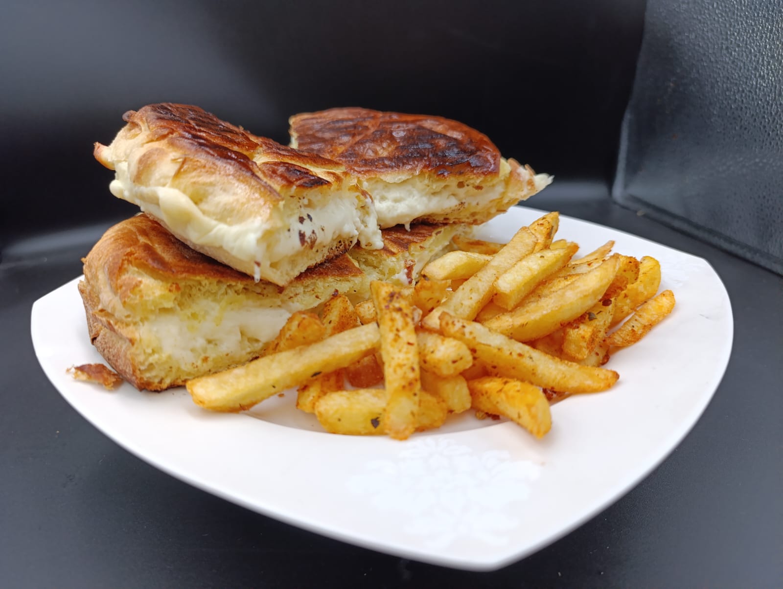 BEYAZ PEYNİRLİ BAZLAMA TOST (TAM)