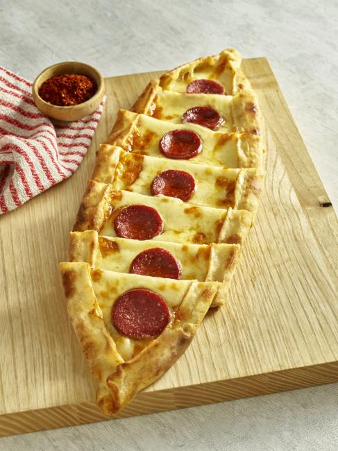Sucuklu Kaşarlı Pide / Sucuk Cheese