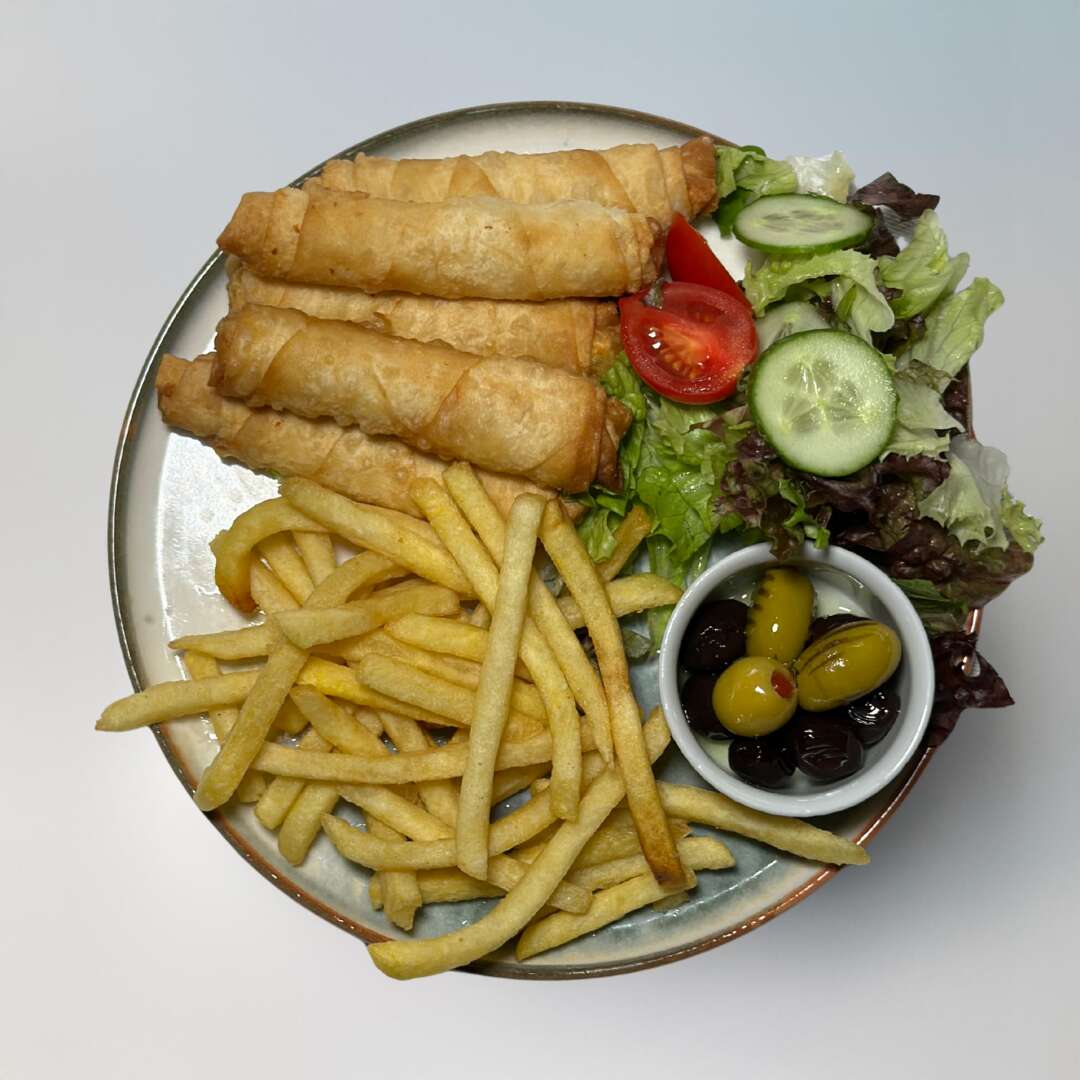 Sigara böreği (Turkish cheese rolls)