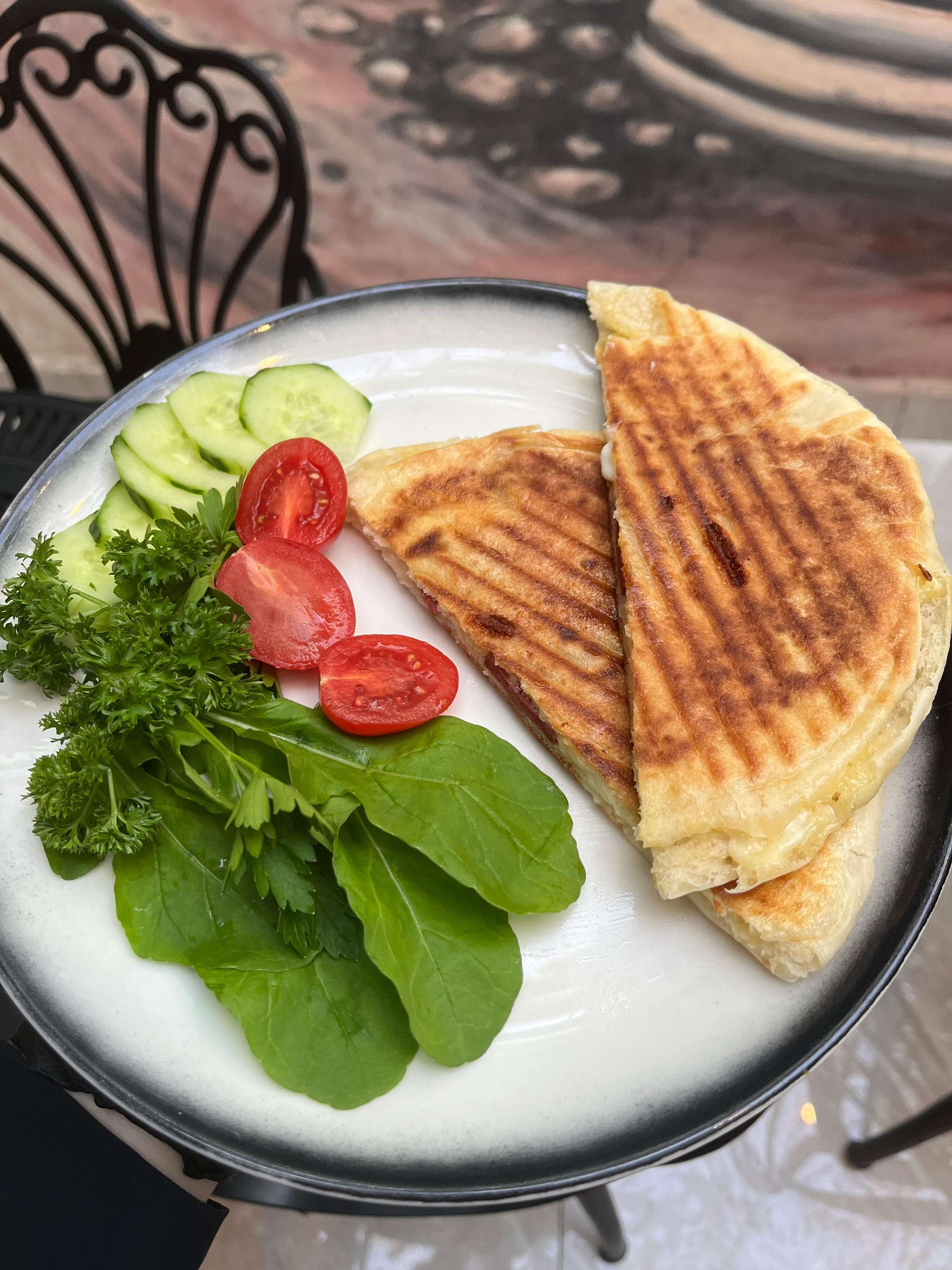 Bazlama Tost Tabağı Kaşarlı 
