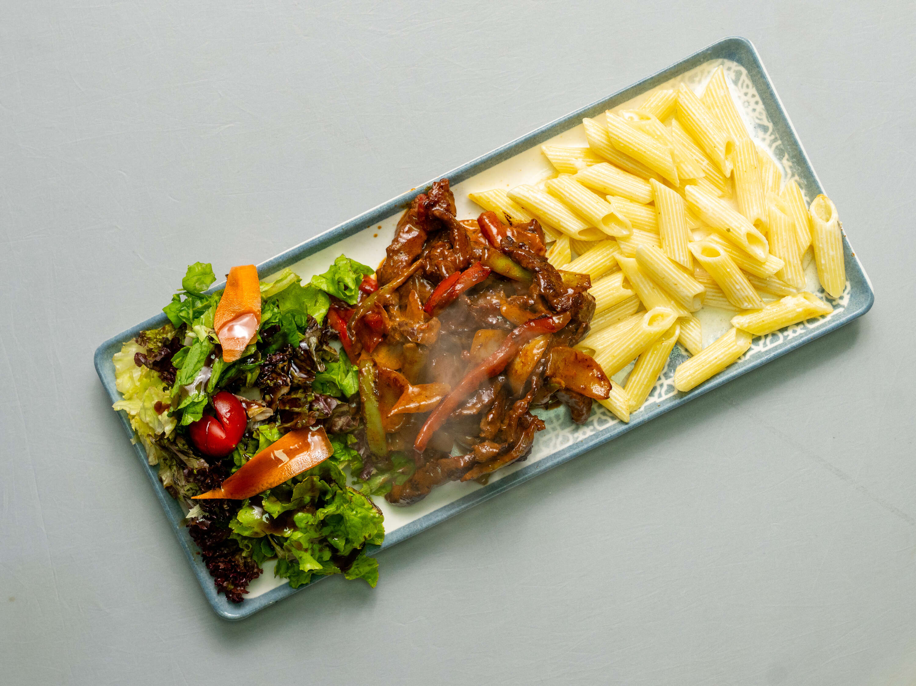 Et fajita  pirinç pilavı yada makarna ve salata eşliğinde 