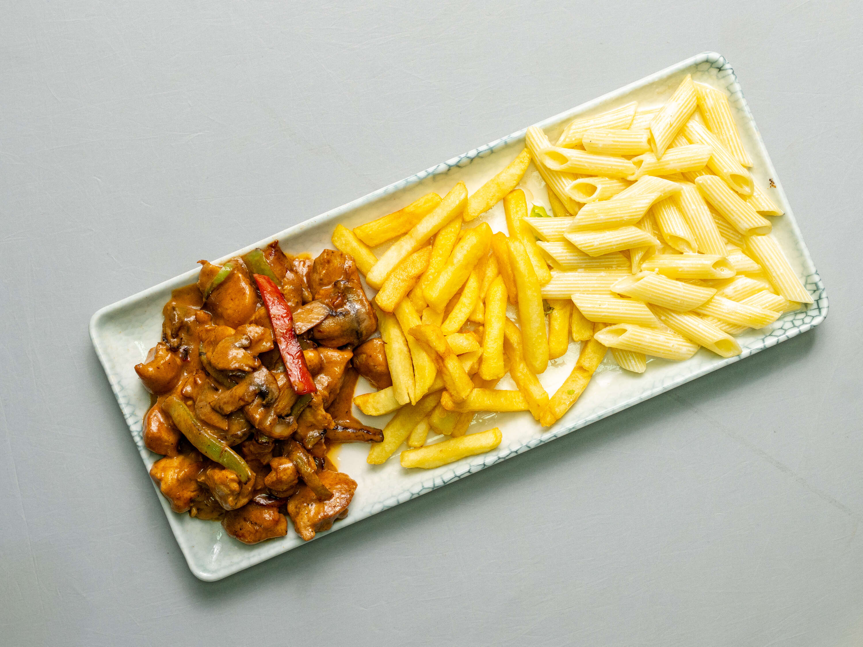 Kekikli Soslu Tavuk, Kremalı Makarna ve Salata veya patates kızartması