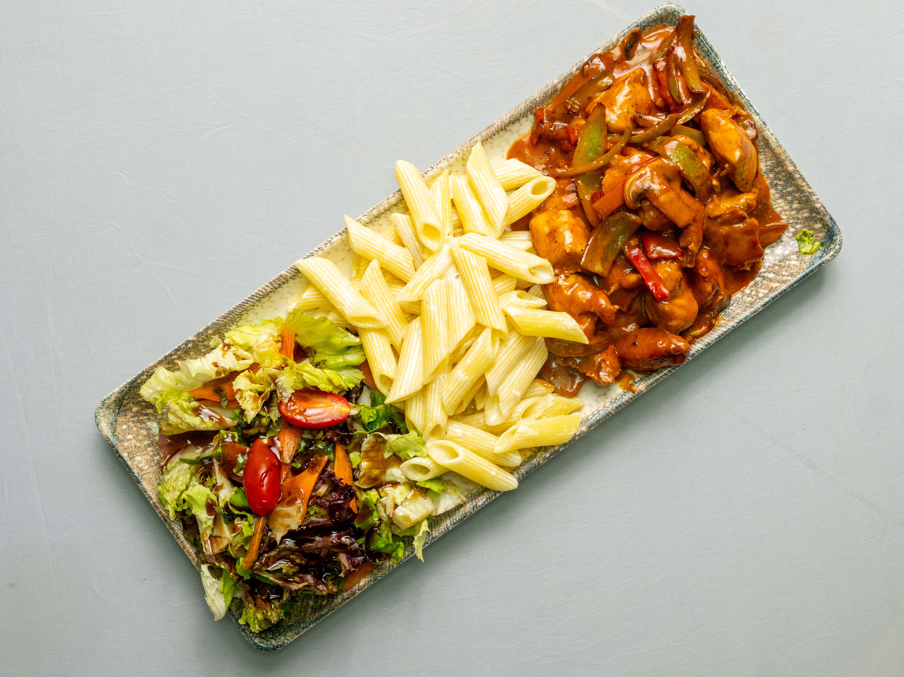 Köri Soslu Tavuk, Kremalı Makarna ve Salata